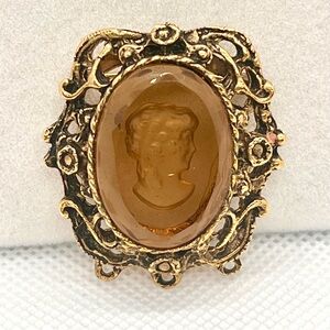 Vintage Art Deco Gold Tone Reversed Amber Glass Intaglio Carved Cameo Pin Brooch